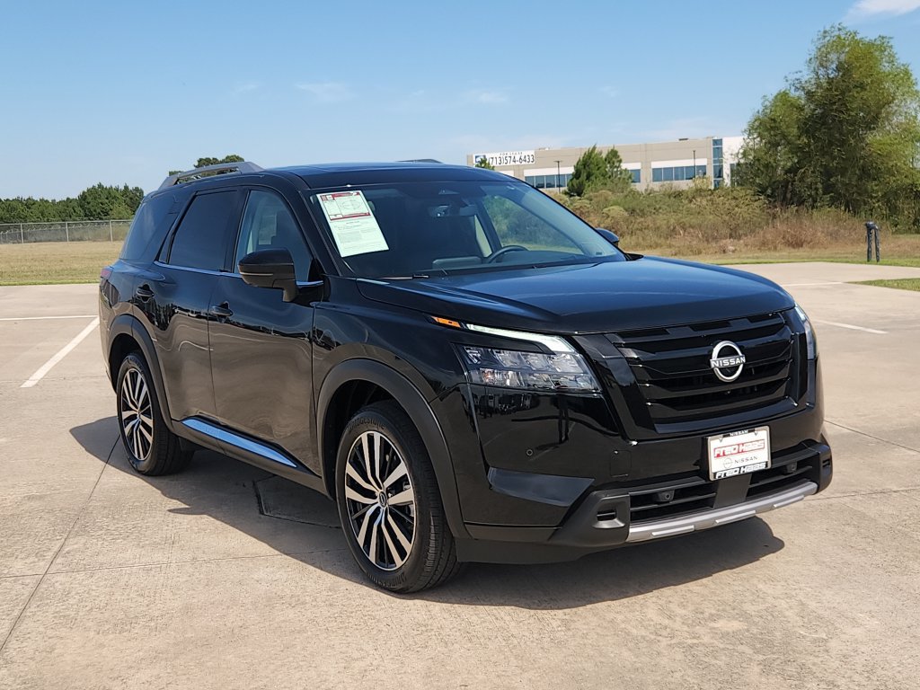 Used 2025 Nissan Pathfinder Platinum w/ Black Appearance Package AWD/4WD image 3