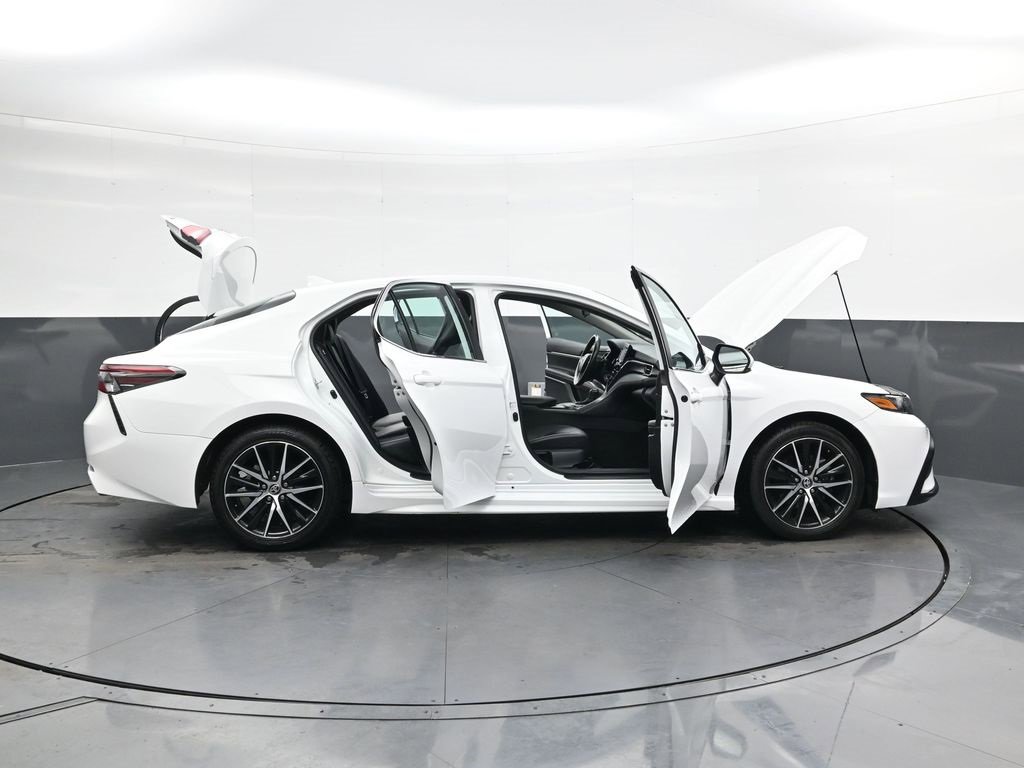 Used 2024 Toyota Camry SE image 40