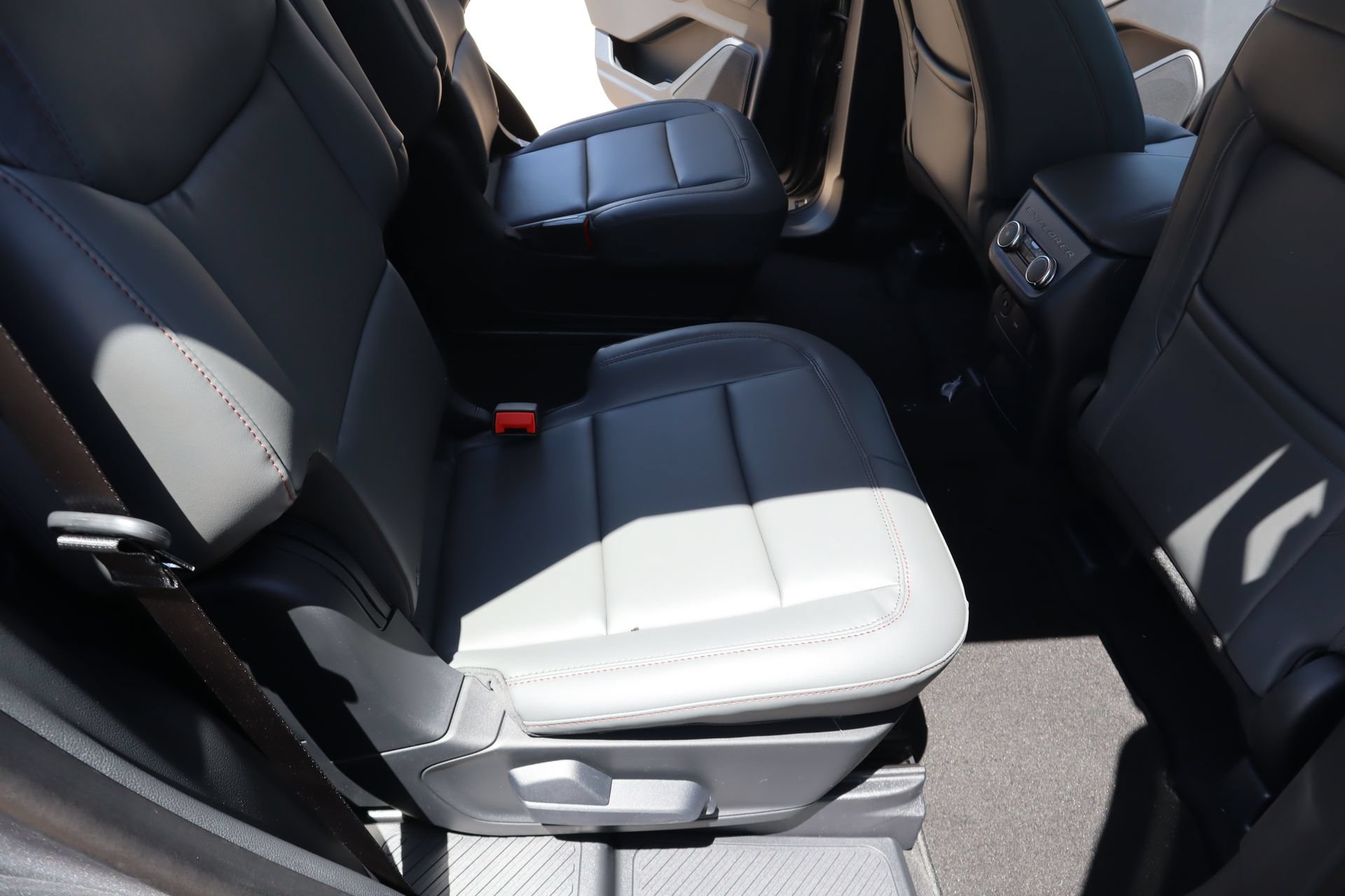 New 2026 Ford Explorer Active w/ Active Comfort Package AWD/4WD image 16