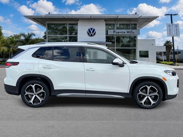 New 2026 Volkswagen Tiguan SE FWD image 2