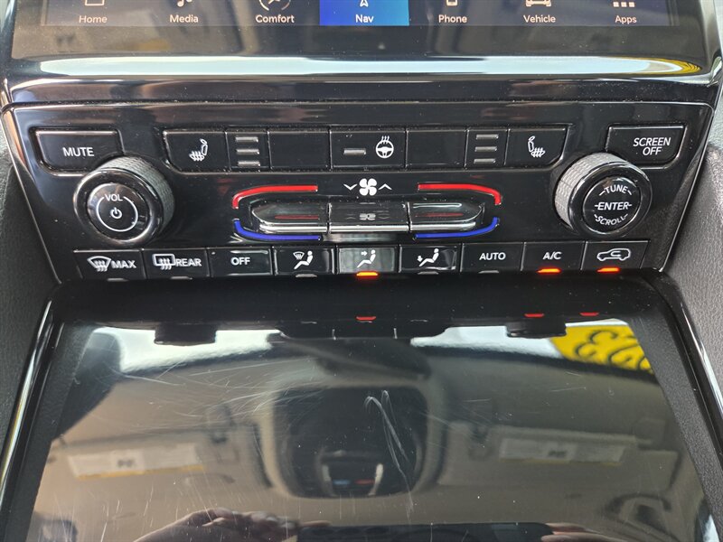 Used 2023 Jeep Grand Cherokee Limited w/ Black Appearance Package AWD/4WD image 20