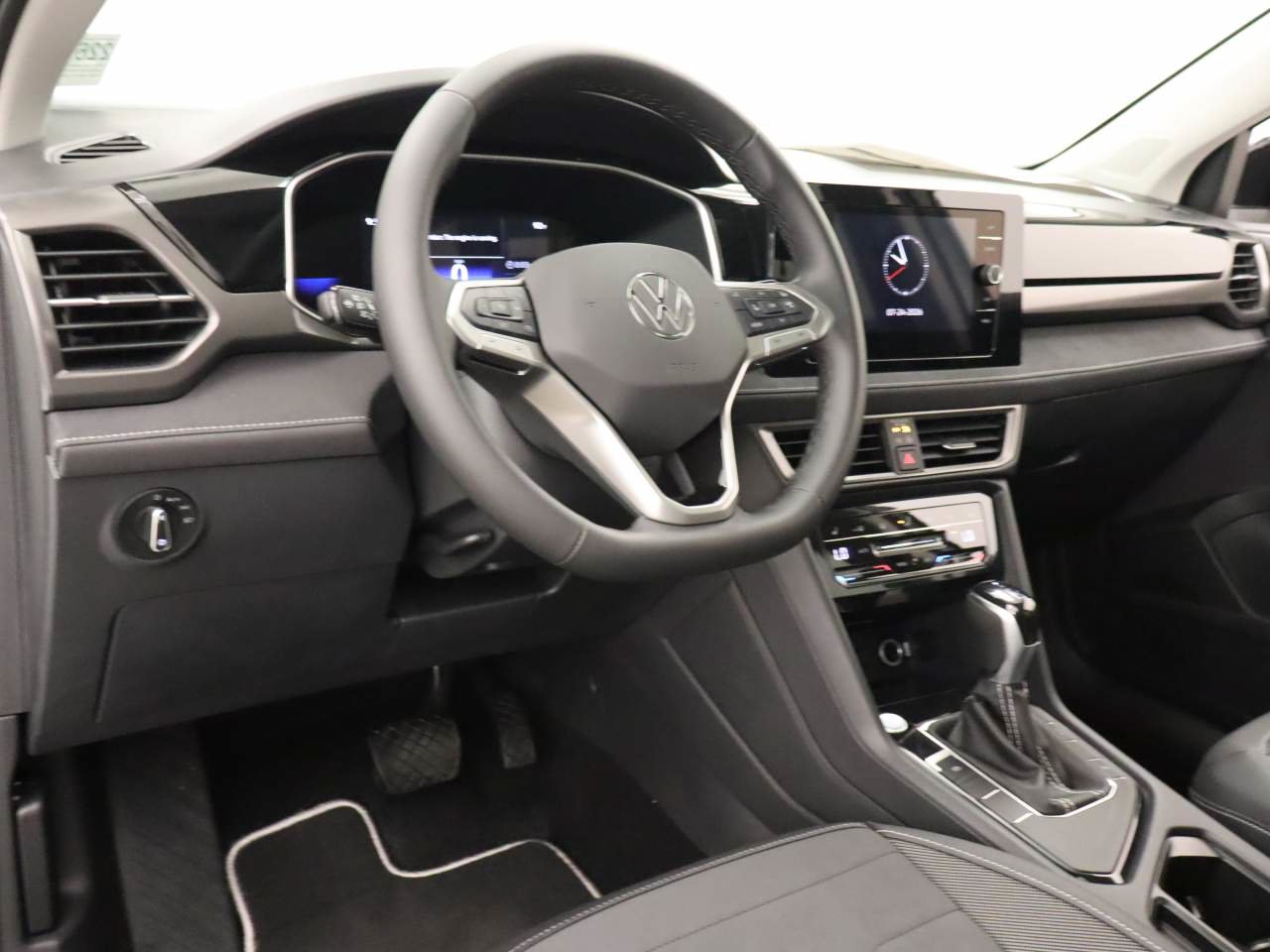New 2026 Volkswagen Taos SE FWD image 13