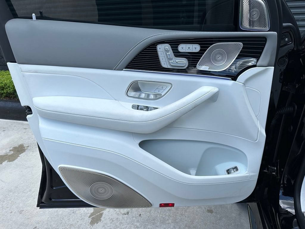 Used 2025 Mercedes-Benz Maybach GLS 600 4MATIC image 15