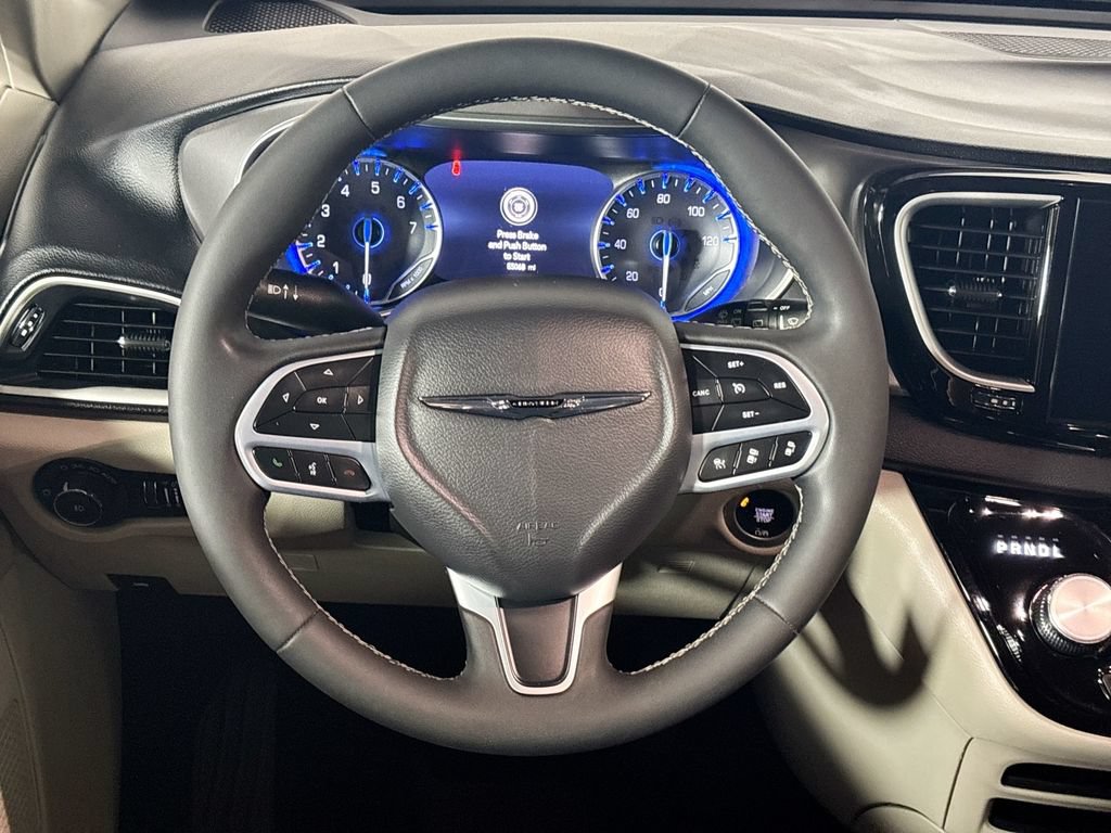 Certified 2023 Chrysler Pacifica Touring-L FWD image 14
