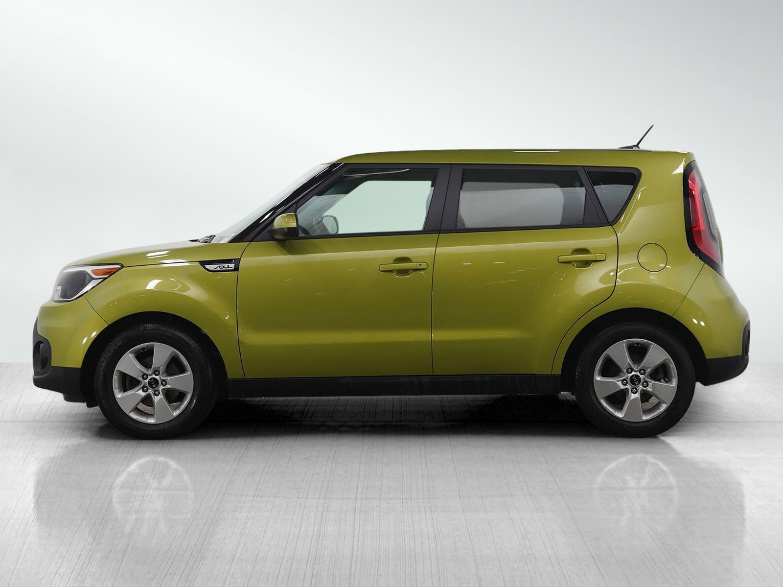 Used 2018 Kia Soul Base image 2