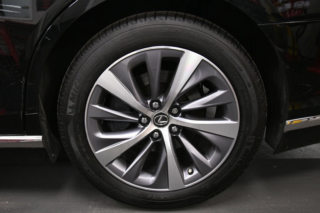 Used 2019 Lexus LS 500 AWD w/ Accessory Package (Z2) image 33