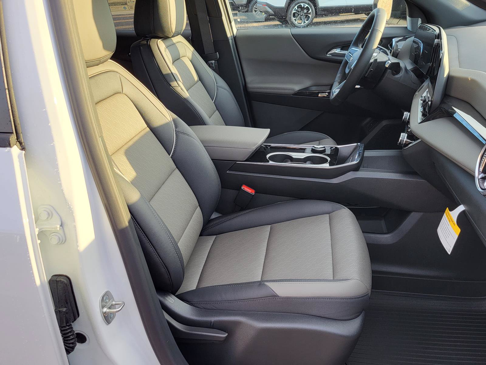 New 2026 Chevrolet Equinox LT w/ Convenience Package II FWD image 10