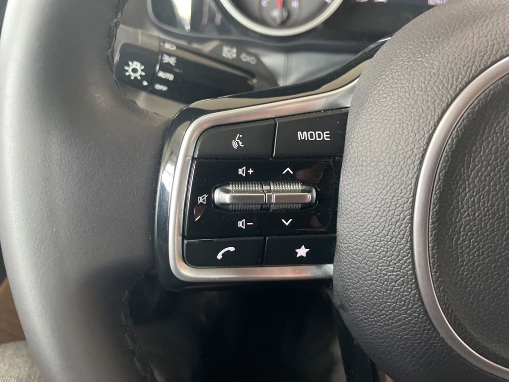 Used 2023 Kia Carnival EX FWD image 21