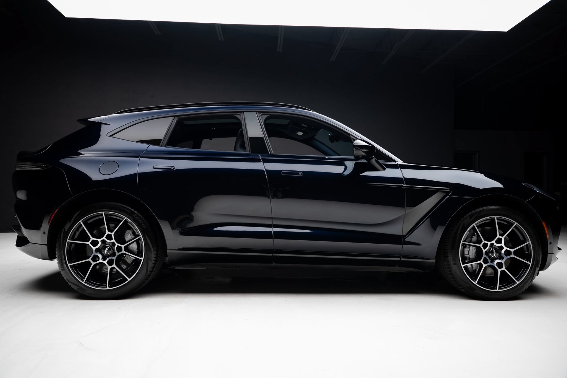 Used 2021 Aston Martin DBX AWD/4WD image 34