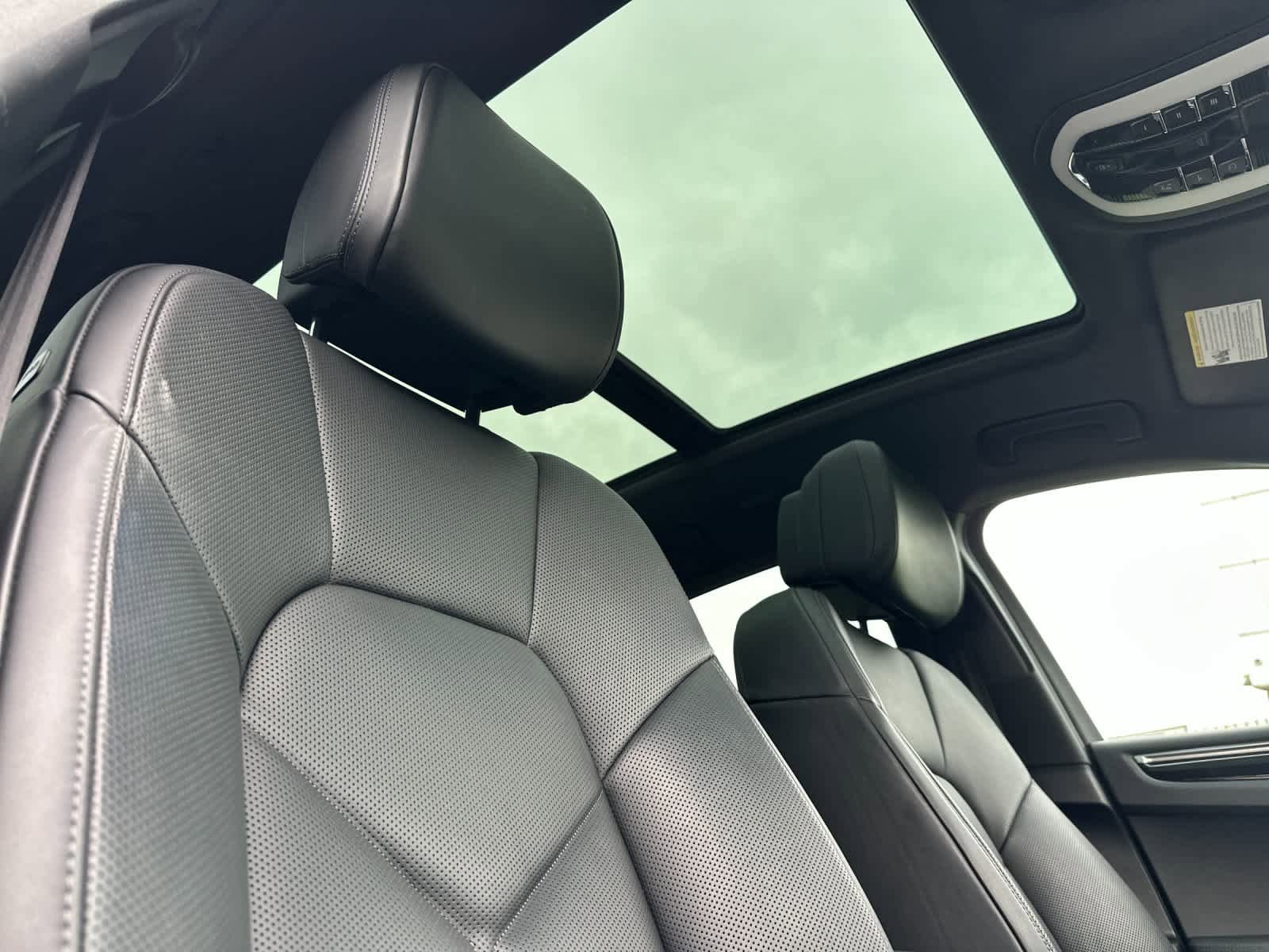 Certified 2025 Porsche Macan AWD/4WD image 18