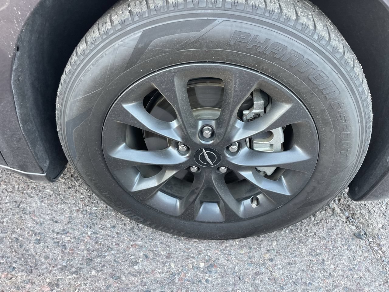 Used 2021 Chrysler Pacifica Touring-L w/ Uconnect Theater Family Group FWD image 3