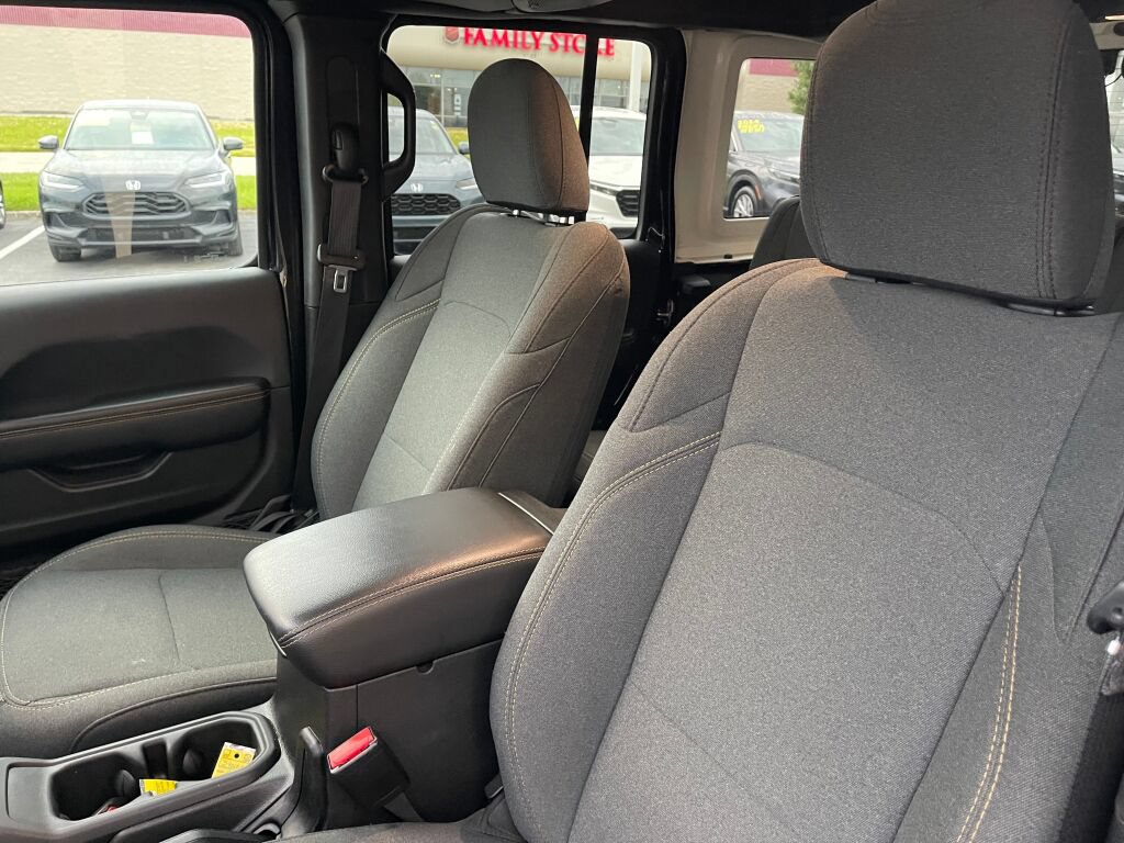 Used 2025 Jeep Wrangler Unlimited Sahara AWD/4WD image 6