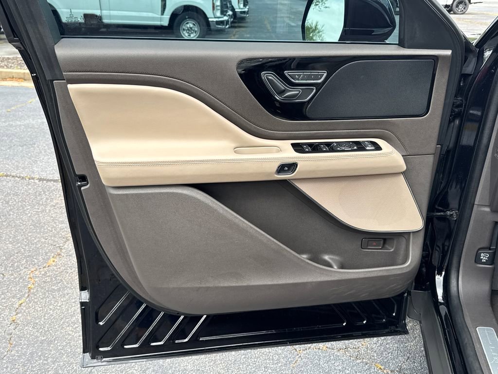 Used 2023 Lincoln Aviator AWD w/ Premium Package image 22