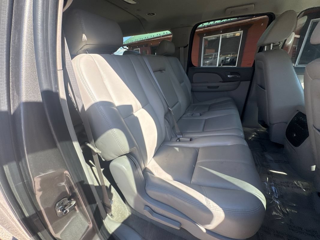 Used 2007 Chevrolet Suburban 2500 LT w/ LT Preferred Equipment Group AWD/4WD image 16