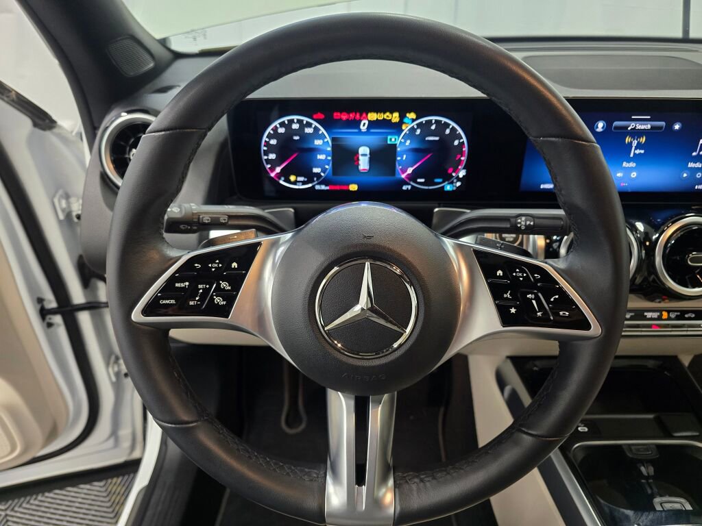 Used 2025 Mercedes-Benz GLB 250 4MATIC image 14