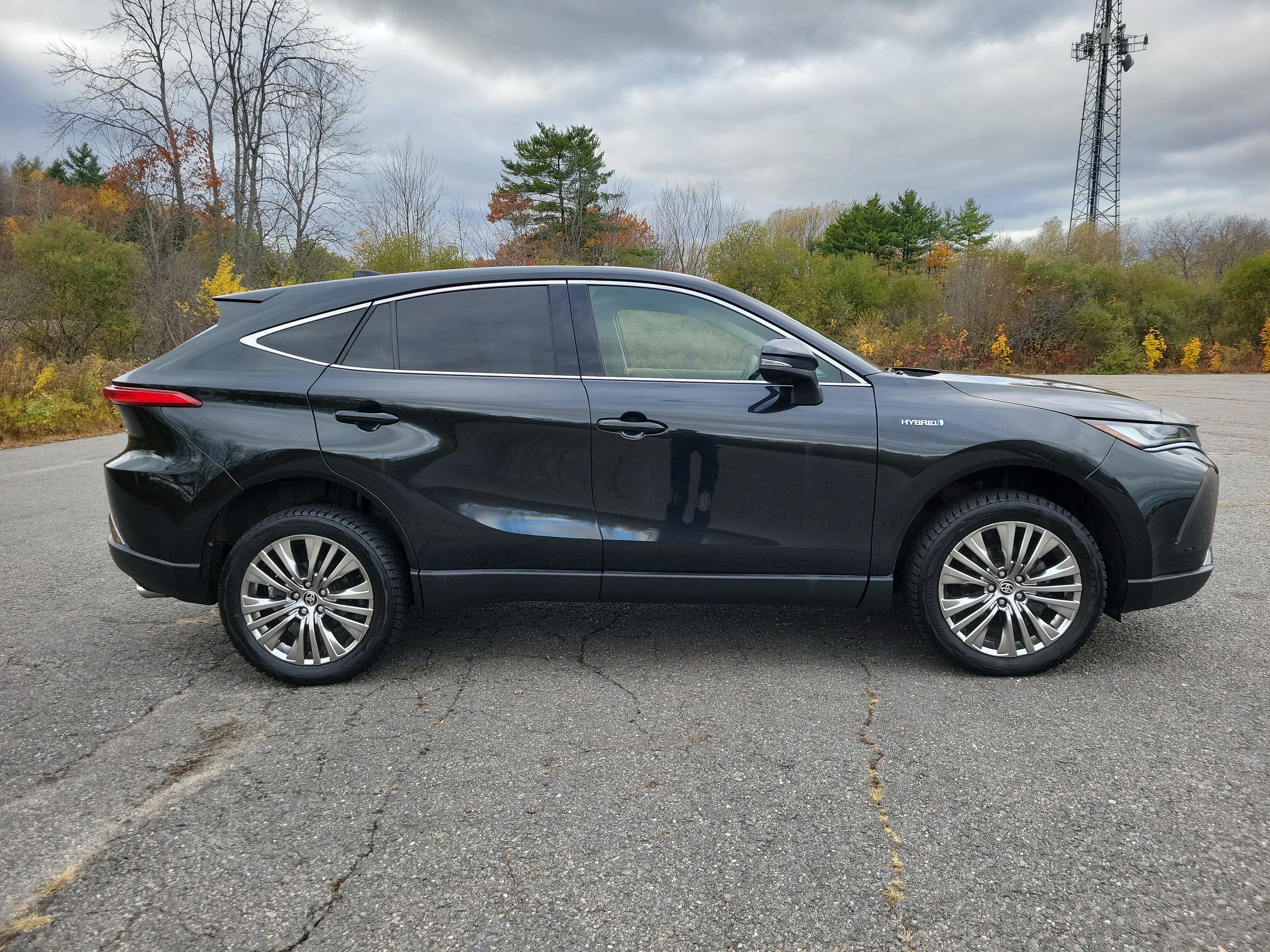 Used 2021 Toyota Venza LE image 4