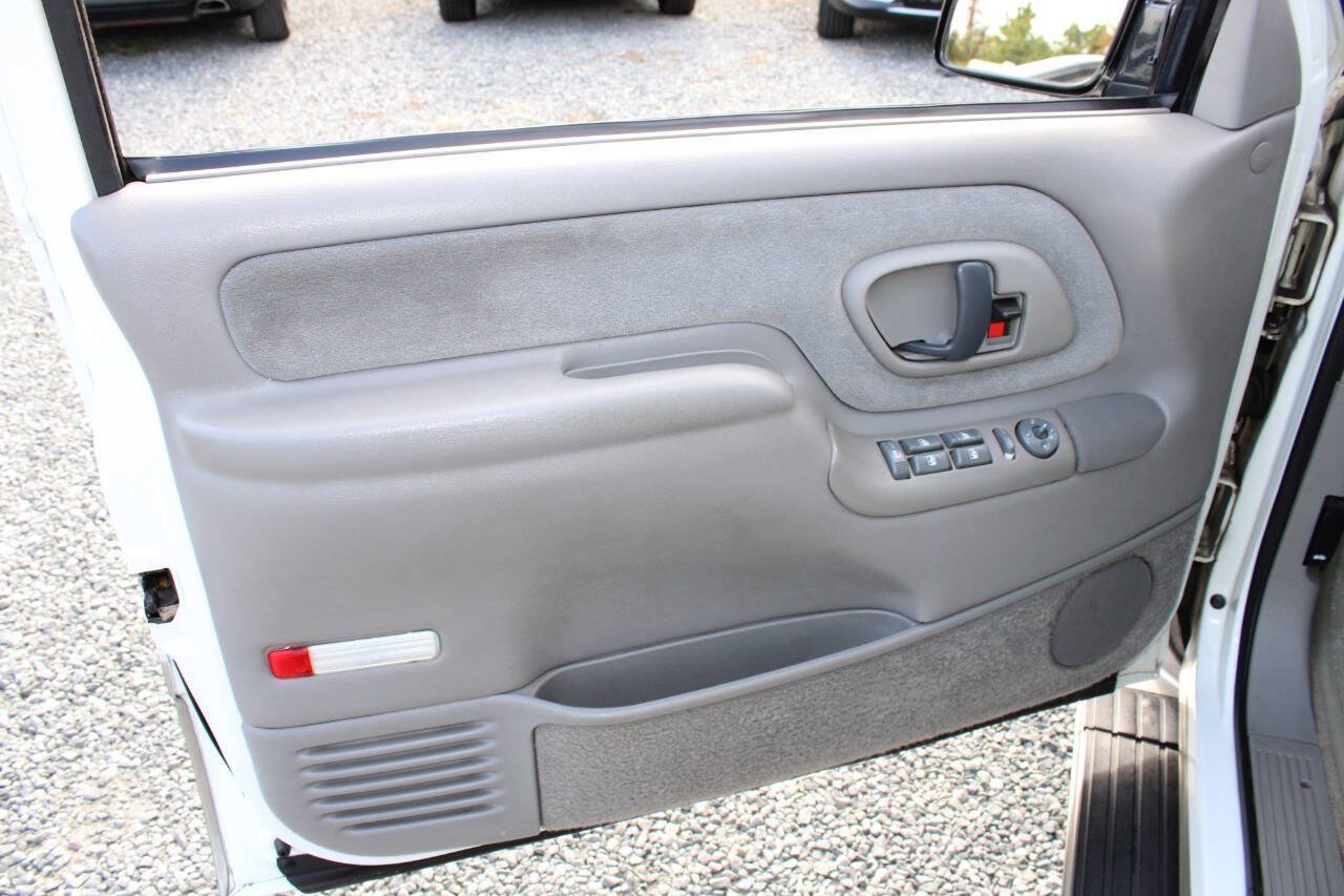 Used 1999 GMC Suburban 4WD w/ Marketing Opt Pkg 3 image 28
