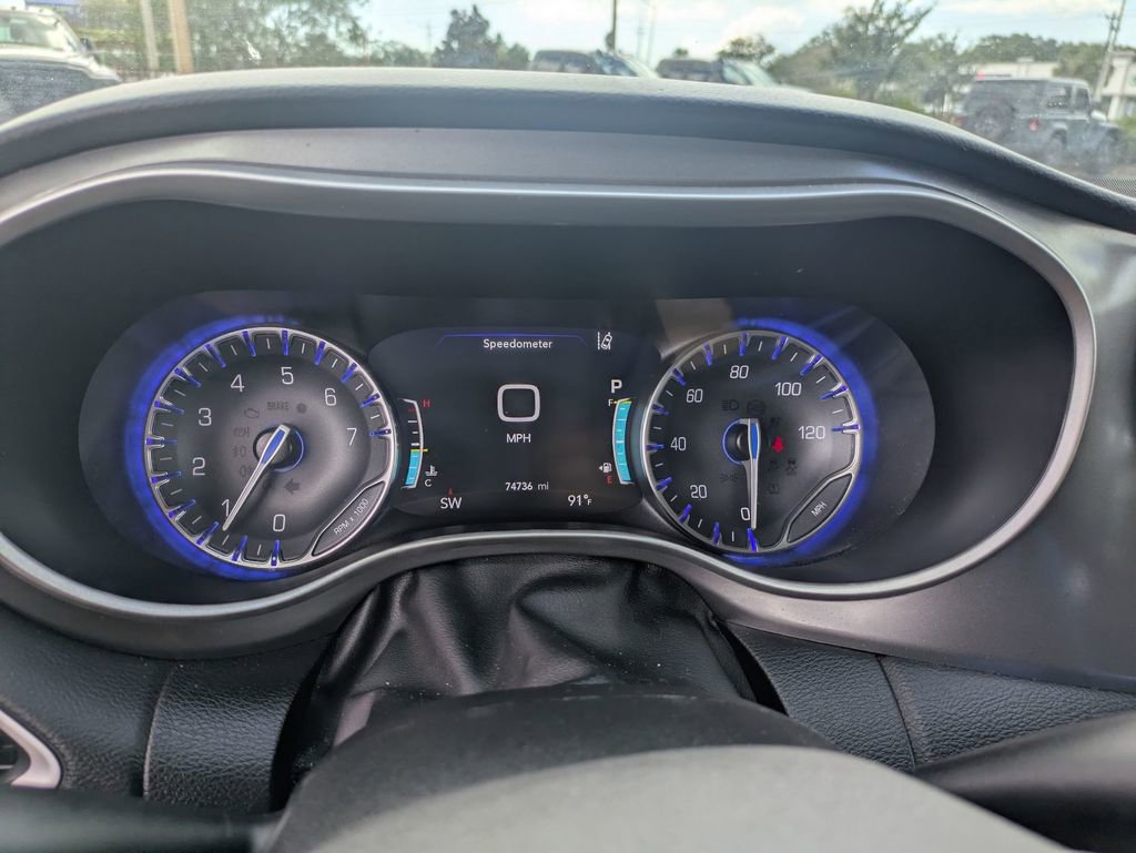 Used 2023 Chrysler Pacifica Touring-L image 18