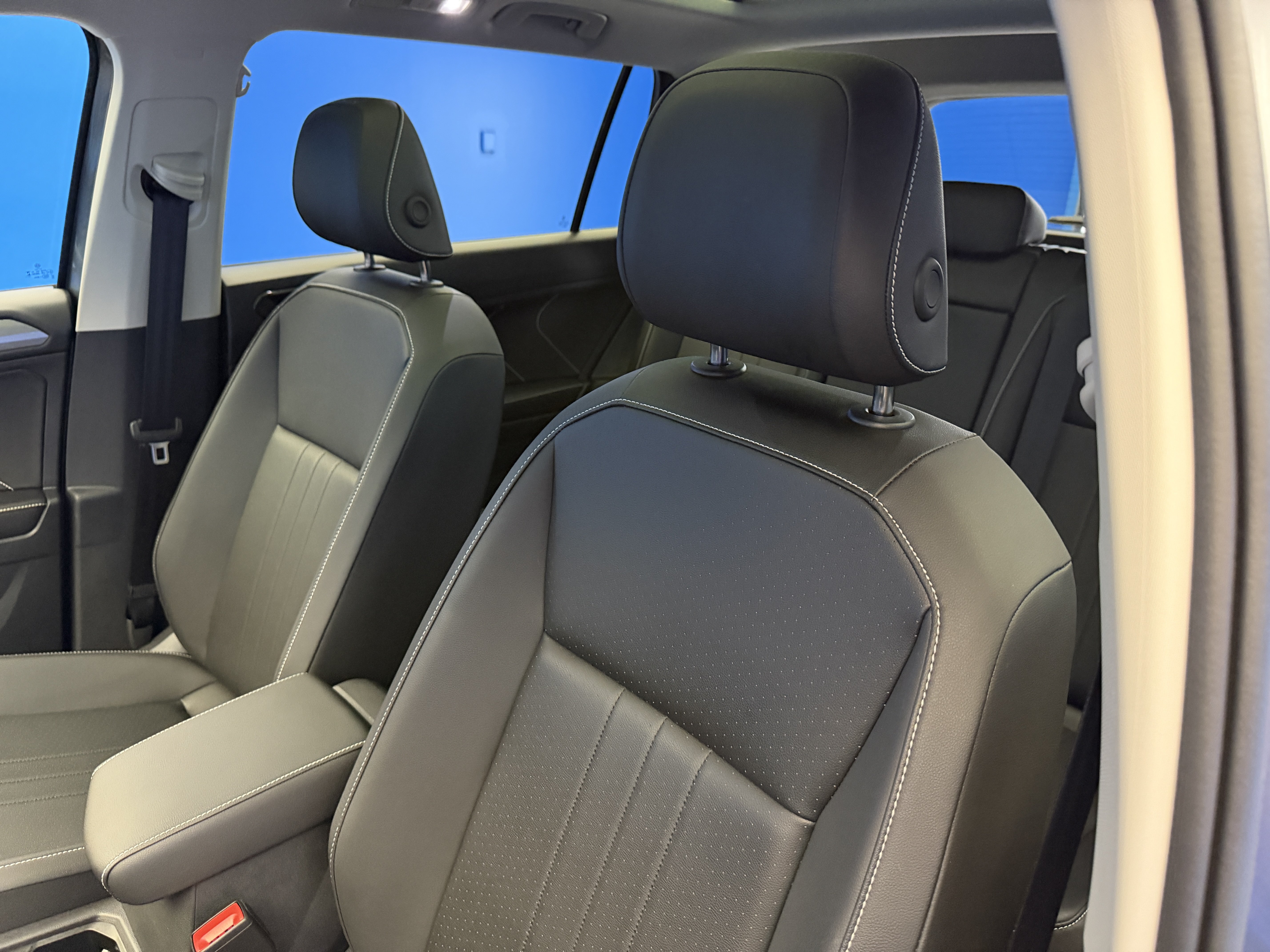 Used 2024 Volkswagen Tiguan SE AWD/4WD image 12