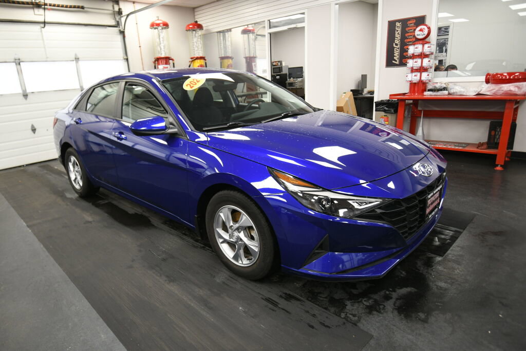Used 2021 Hyundai Elantra SE image 2