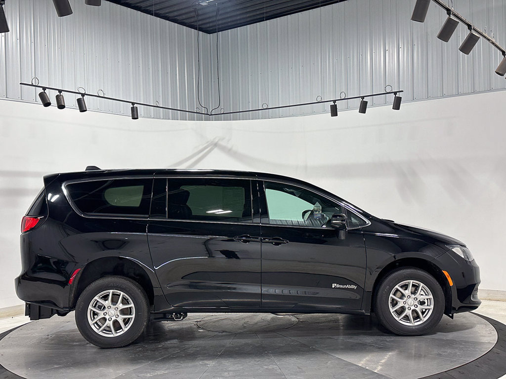 Used 2027 Chrysler Pacifica LX FWD image 5