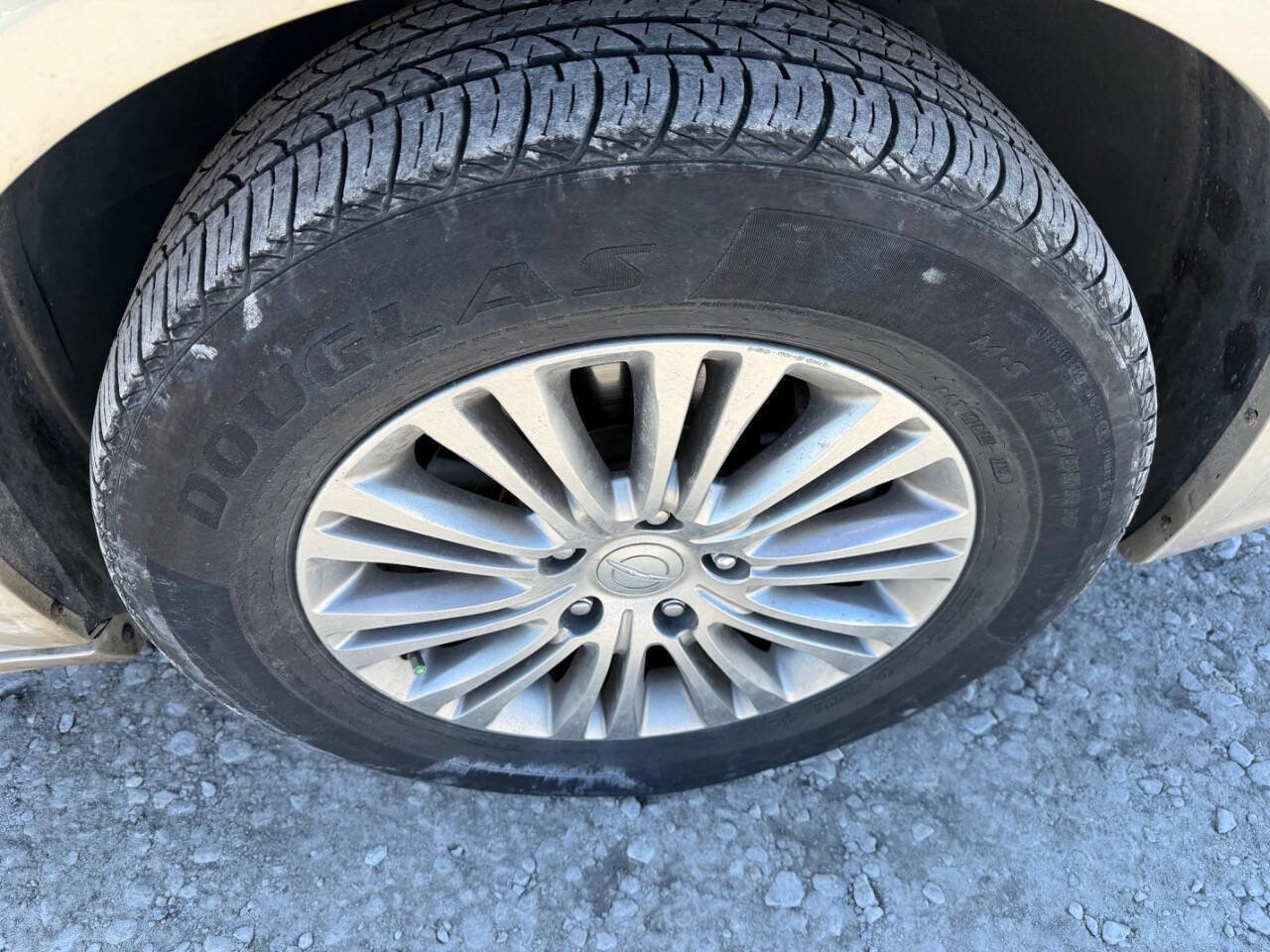 Used 2013 Chrysler Town & Country Touring-L w/ Driver Convenience Group FWD image 13