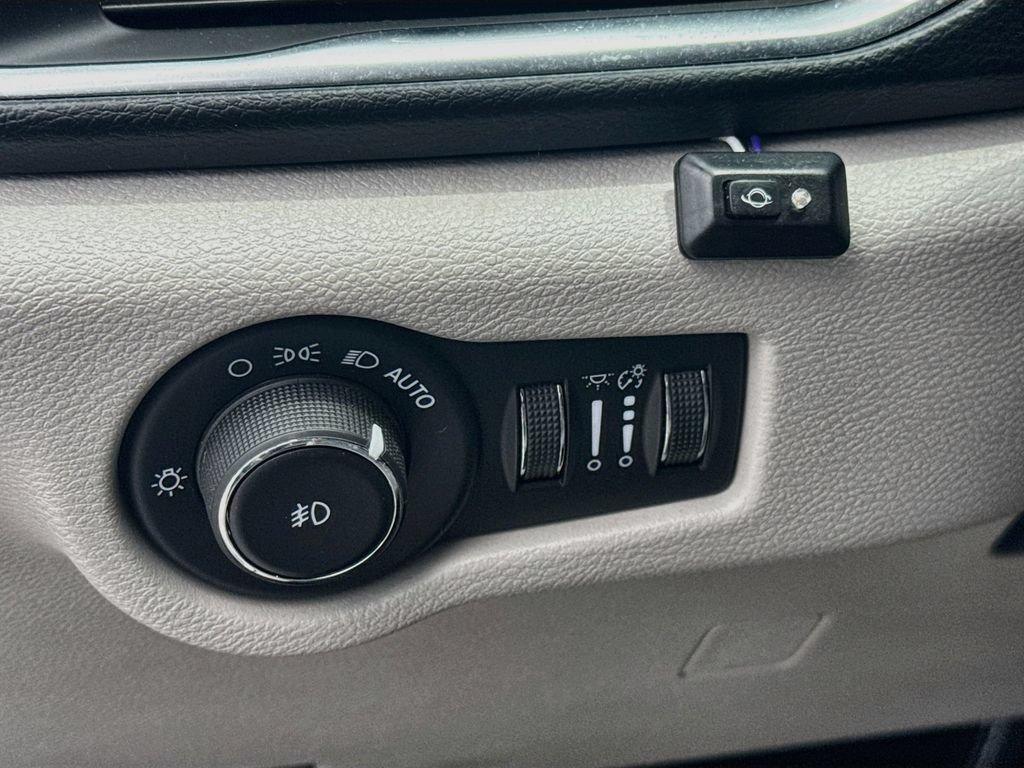 Used 2019 Chrysler Pacifica Touring-L Plus w/ Advanced Safetytec Group FWD image 11