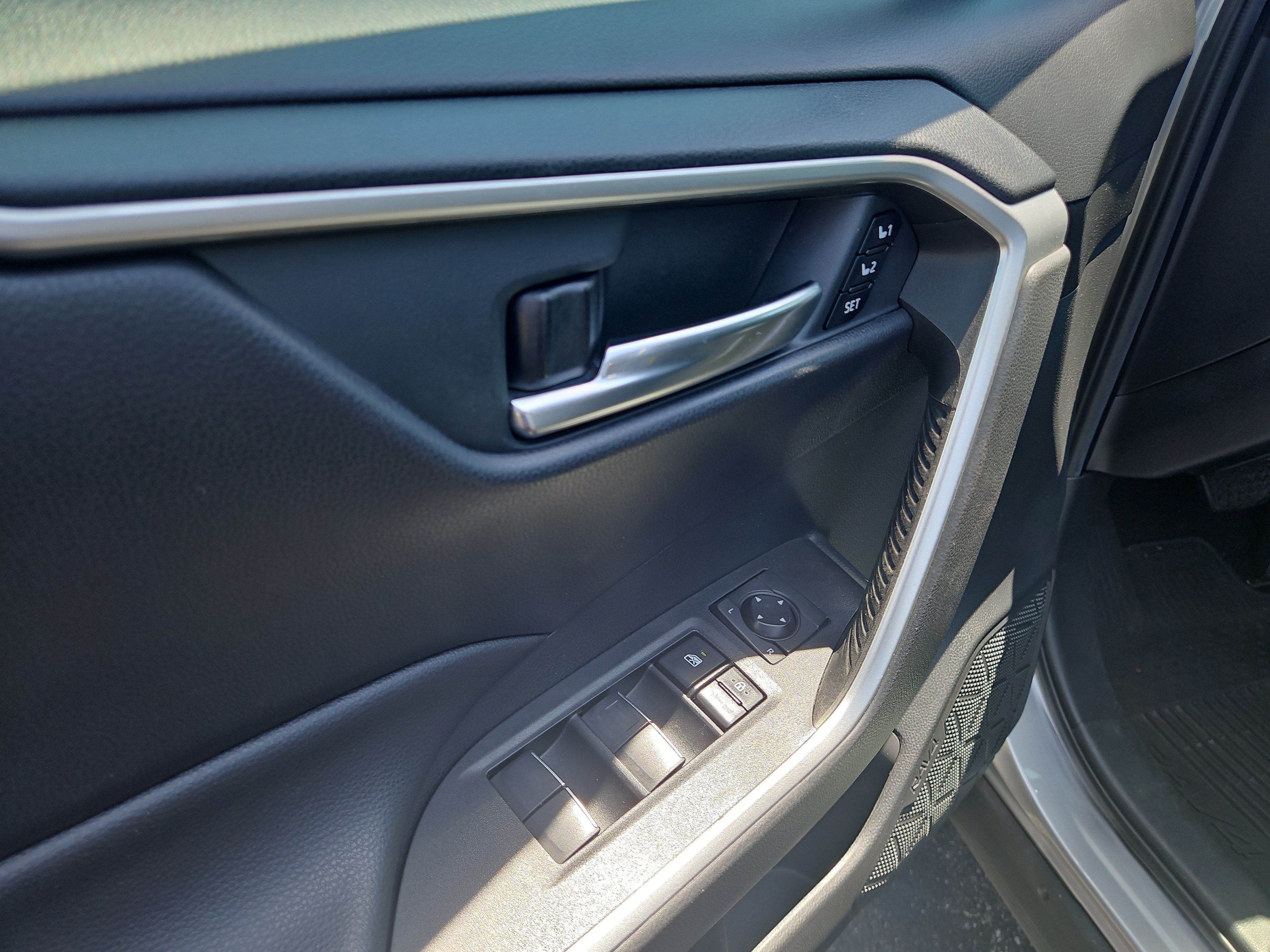 Used 2021 Toyota RAV4 XLE Premium AWD/4WD image 18