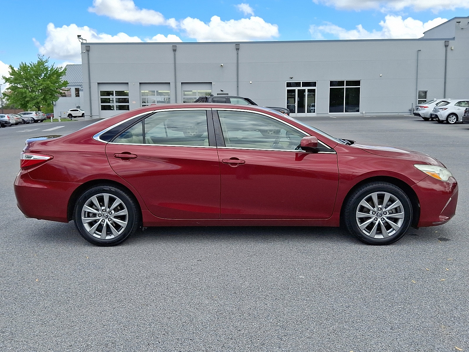 Used 2015 Toyota Camry XLE w/ Moonroof Package FWD image 8