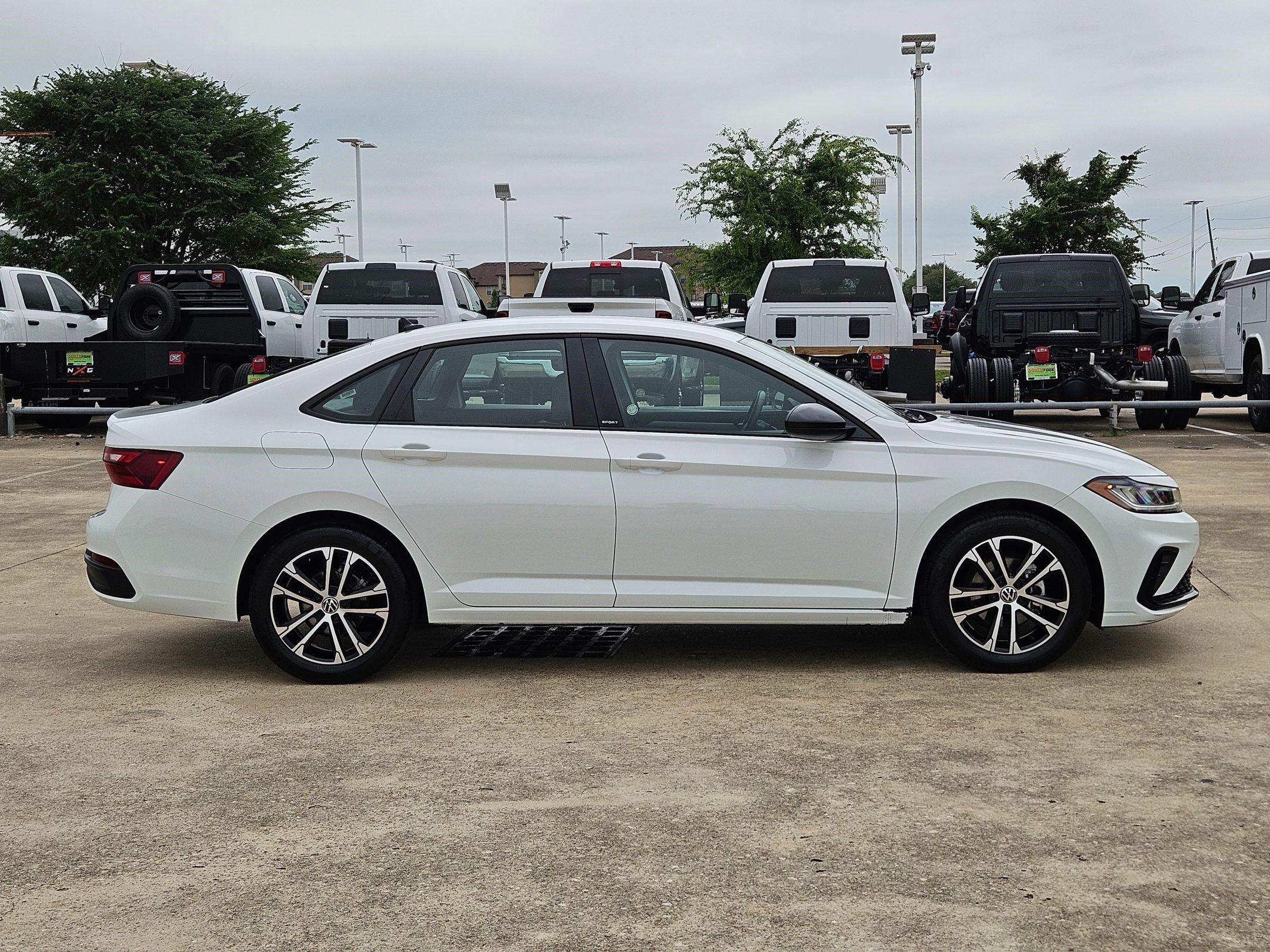 Used 2025 Volkswagen Jetta Sport FWD image 2