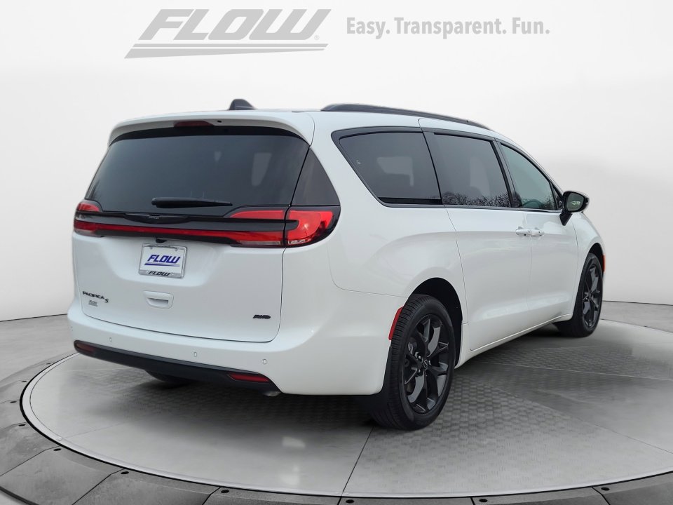 New 2026 Chrysler Pacifica Select w/ S Appearance Package image 7