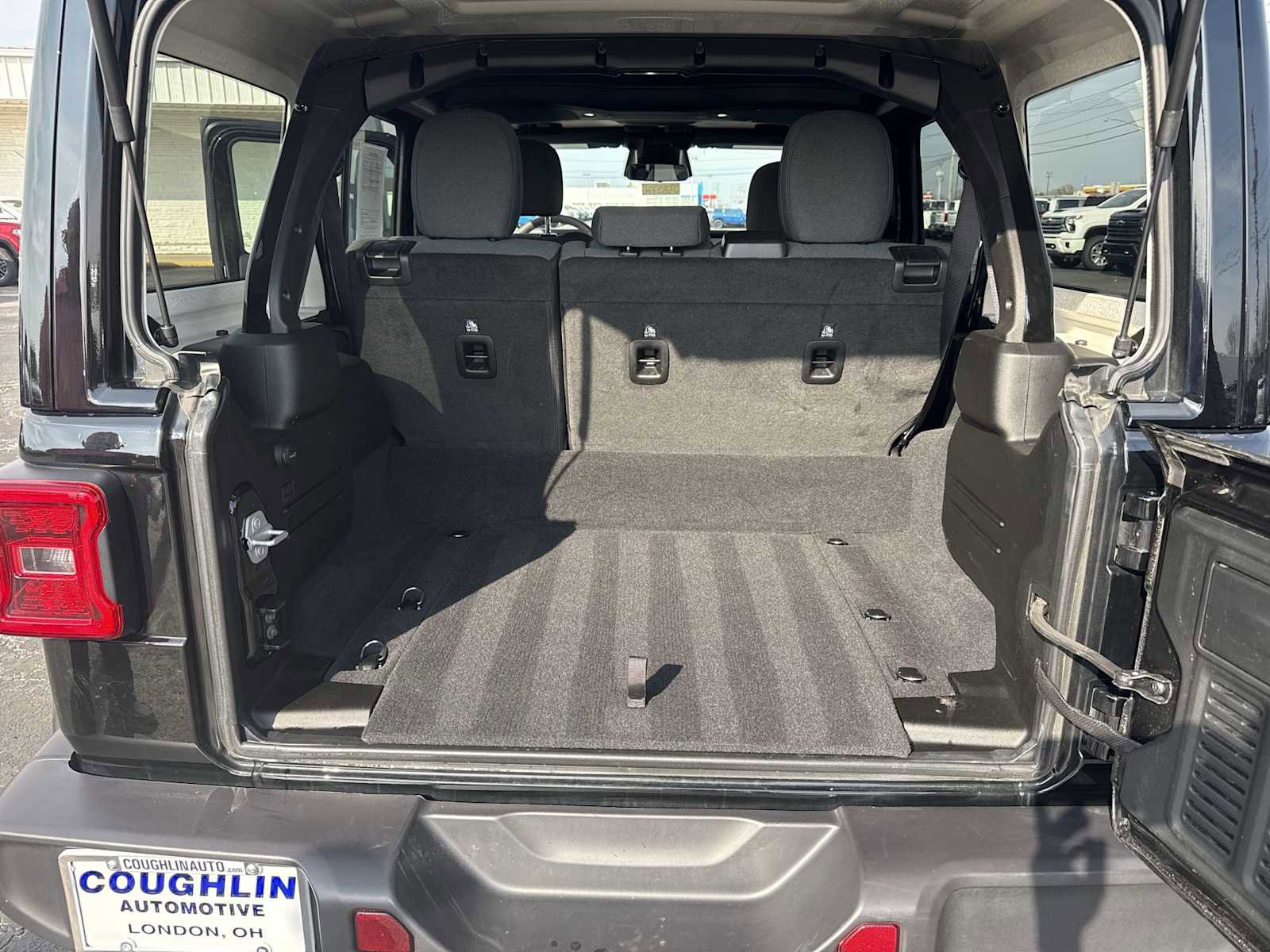 Used 2025 Jeep Wrangler Unlimited Sahara AWD/4WD image 19