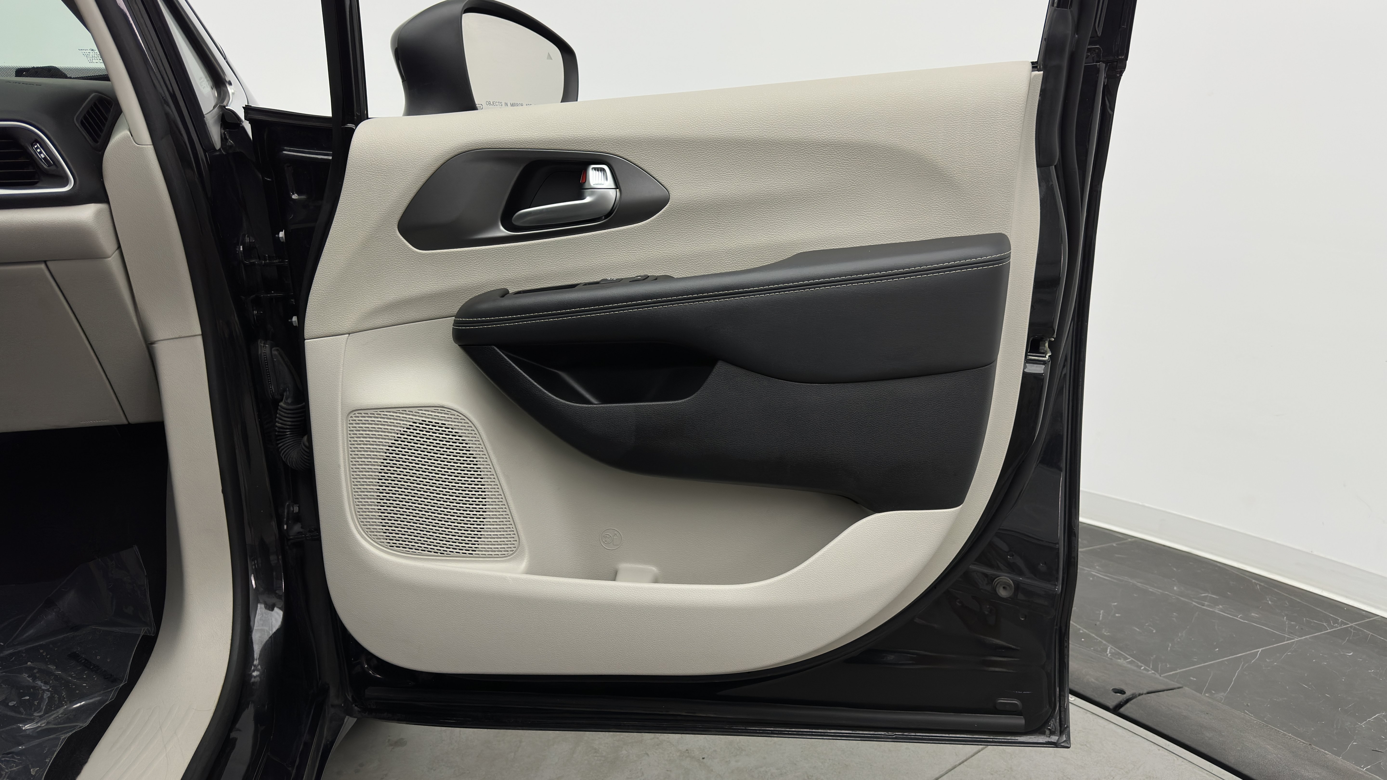 Used 2023 Chrysler Pacifica Touring-L FWD image 35