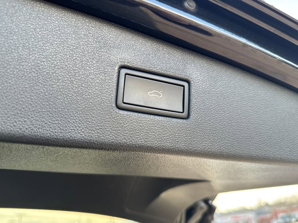 Used 2022 Volkswagen Tiguan SE w/ Panoramic Sunroof Package image 7