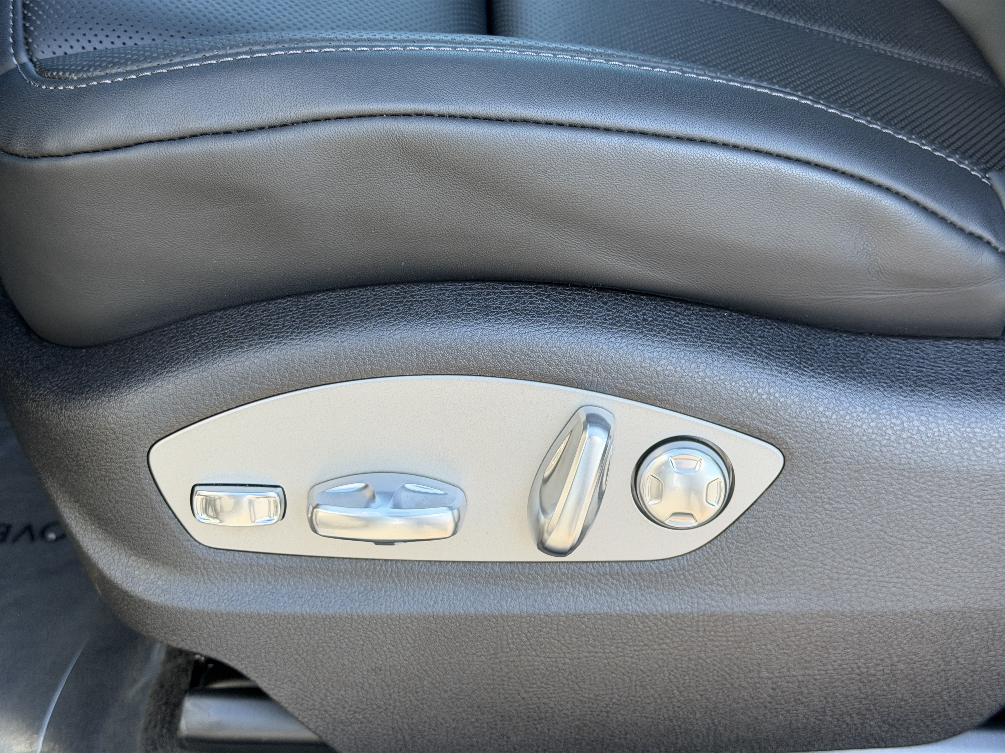 Certified 2025 Porsche Macan AWD/4WD image 21