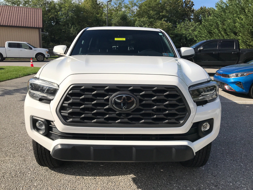 Used 2022 Toyota Tacoma TRD Off-Road w/ TRD Premium Off Road Package AWD/4WD image 3