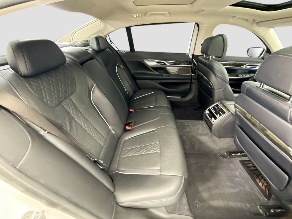 Used 2020 BMW 740i w/ Premium Package RWD image 21