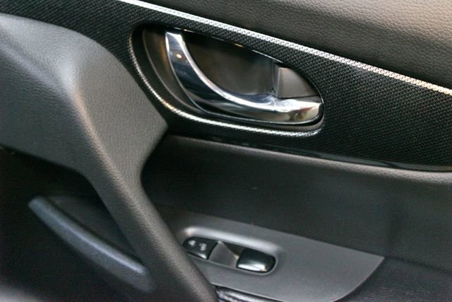 Used 2016 Nissan Rogue SL AWD/4WD image 9