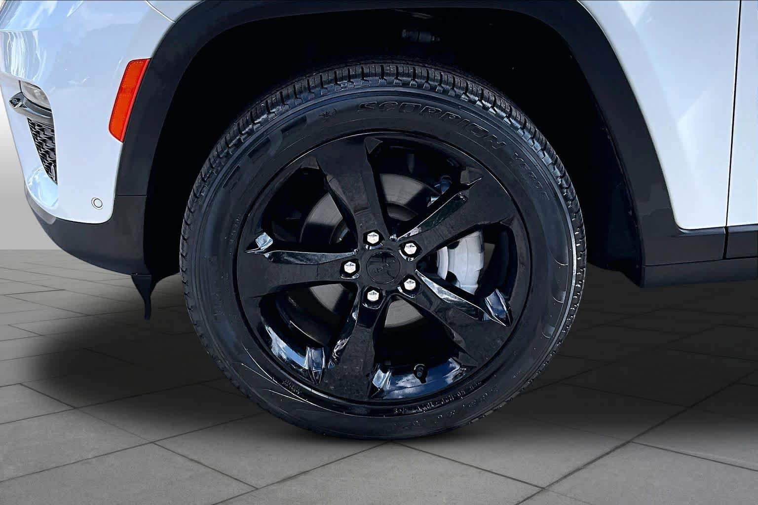 Used 2023 Jeep Grand Cherokee Limited w/ Luxury Tech Group II AWD/4WD image 11
