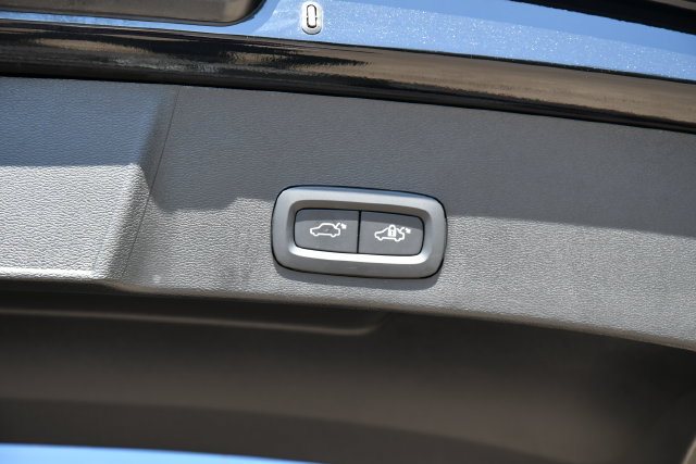 Certified 2026 Volvo XC40 B5 Plus AWD/4WD image 32