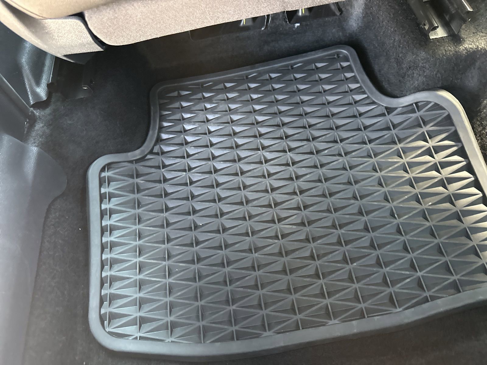 Certified 2024 Volkswagen Taos SE w/ Panoramic Sunroof Package image 23