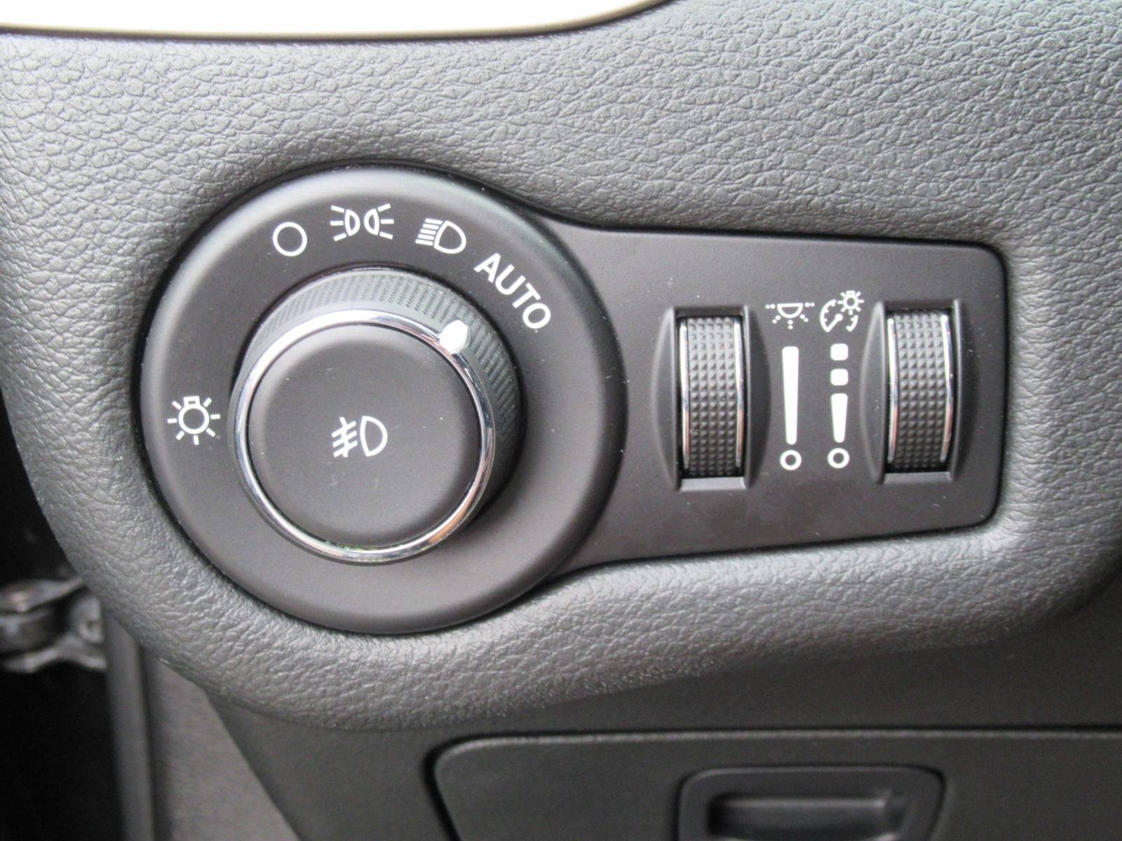 Used 2015 Jeep Cherokee Latitude w/ Cold Weather Group AWD/4WD image 23