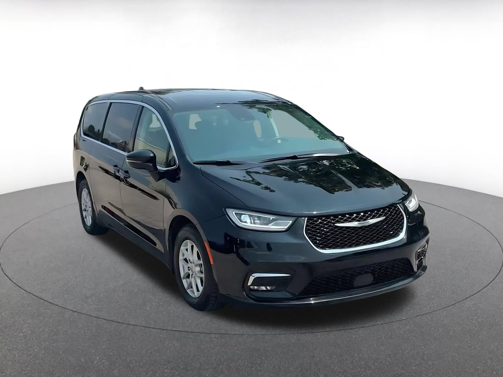 Used 2024 Chrysler Pacifica Touring-L FWD image 2
