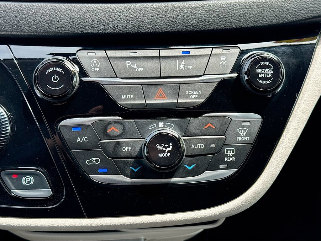 Used 2024 Chrysler Pacifica Touring-L FWD image 18