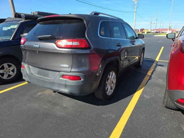 Used 2017 Jeep Cherokee Latitude w/ Comfort & Sound Group FWD image 2