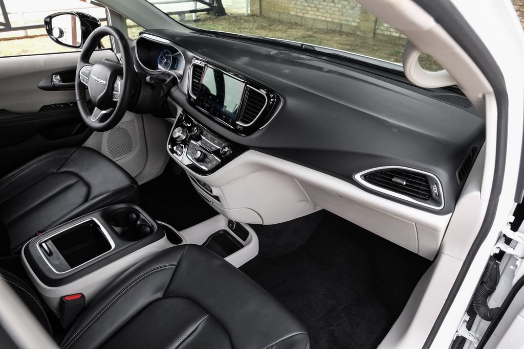 Used 2024 Chrysler Pacifica Touring-L FWD image 23