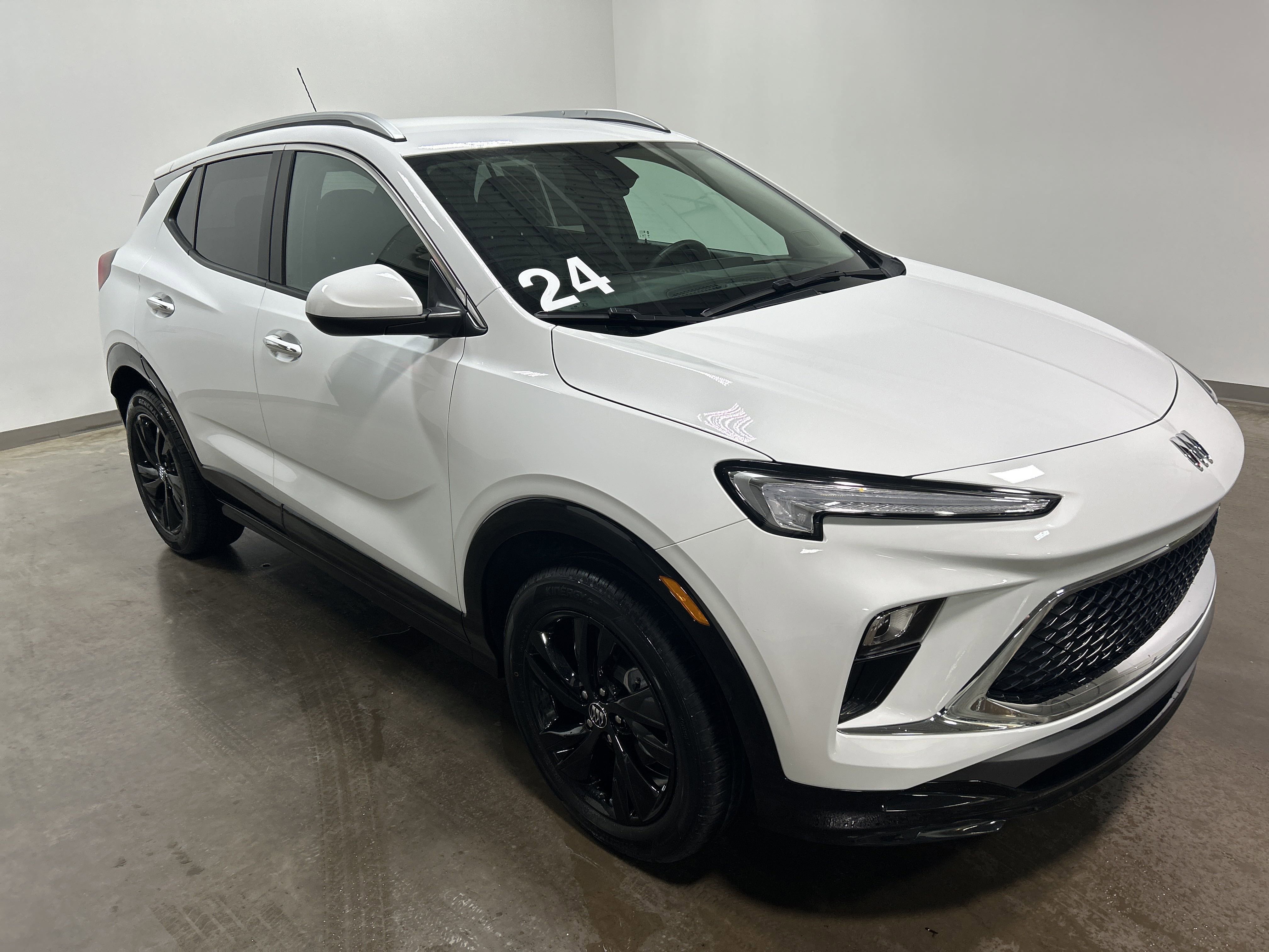 Used 2024 Buick Encore GX Sport Touring image 2