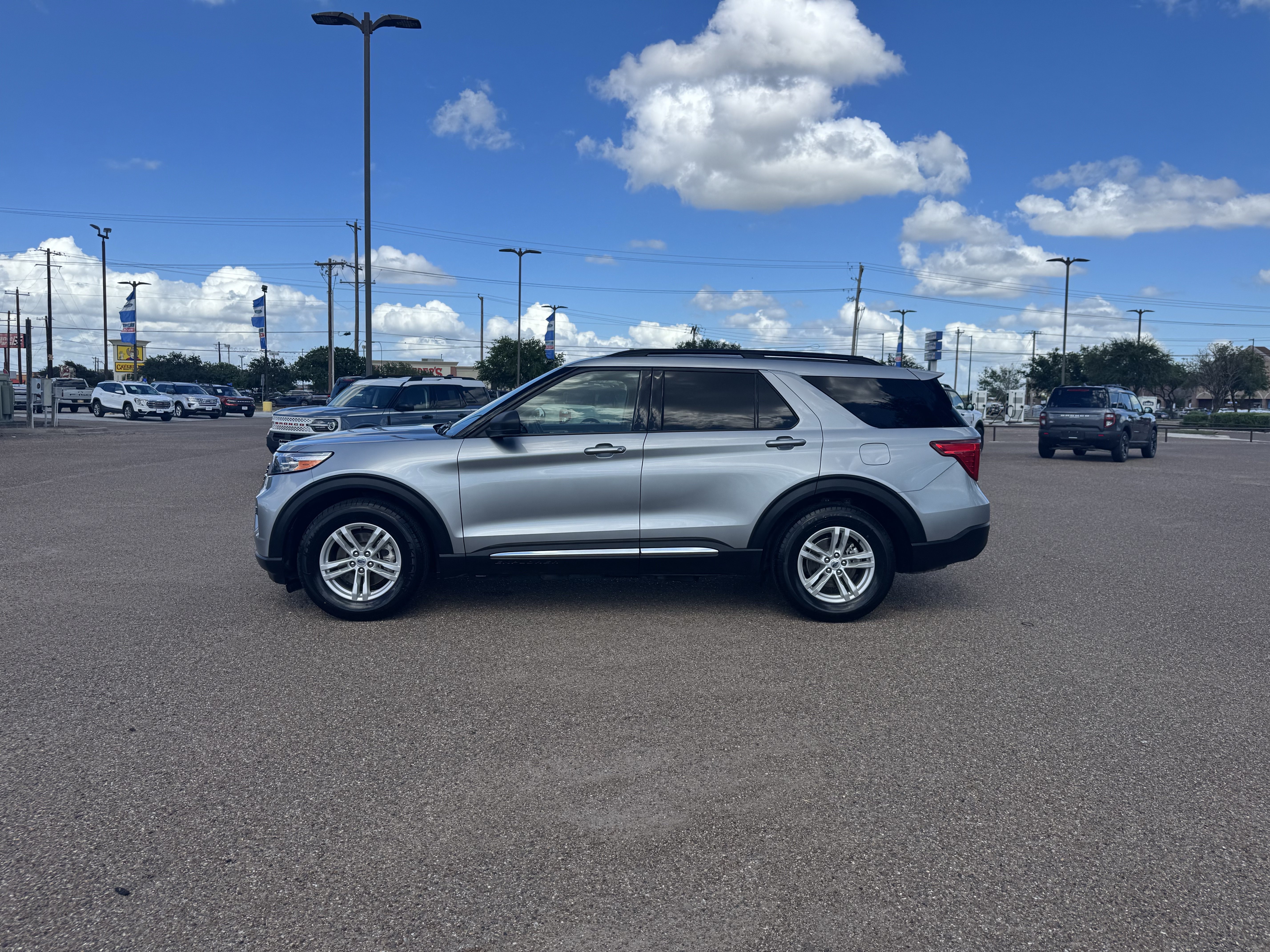 Used 2024 Ford Explorer XLT RWD image 2