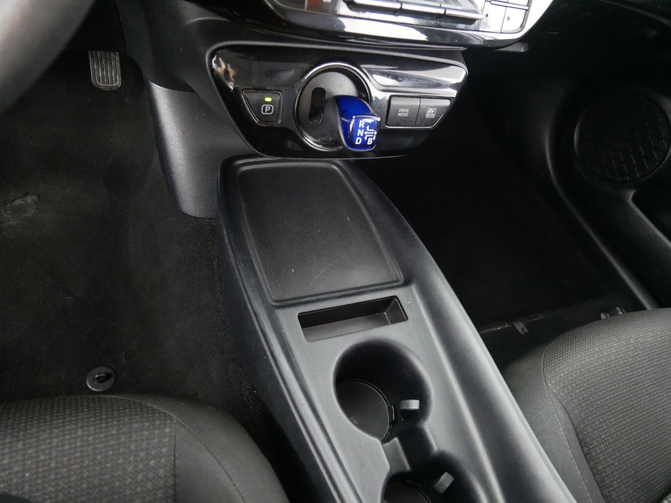 Used 2022 Toyota Prius LE image 24