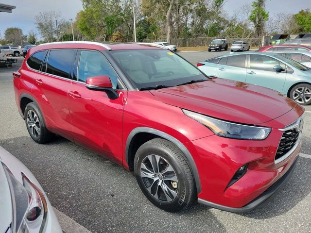 Used 2022 Toyota Highlander XLE image 3